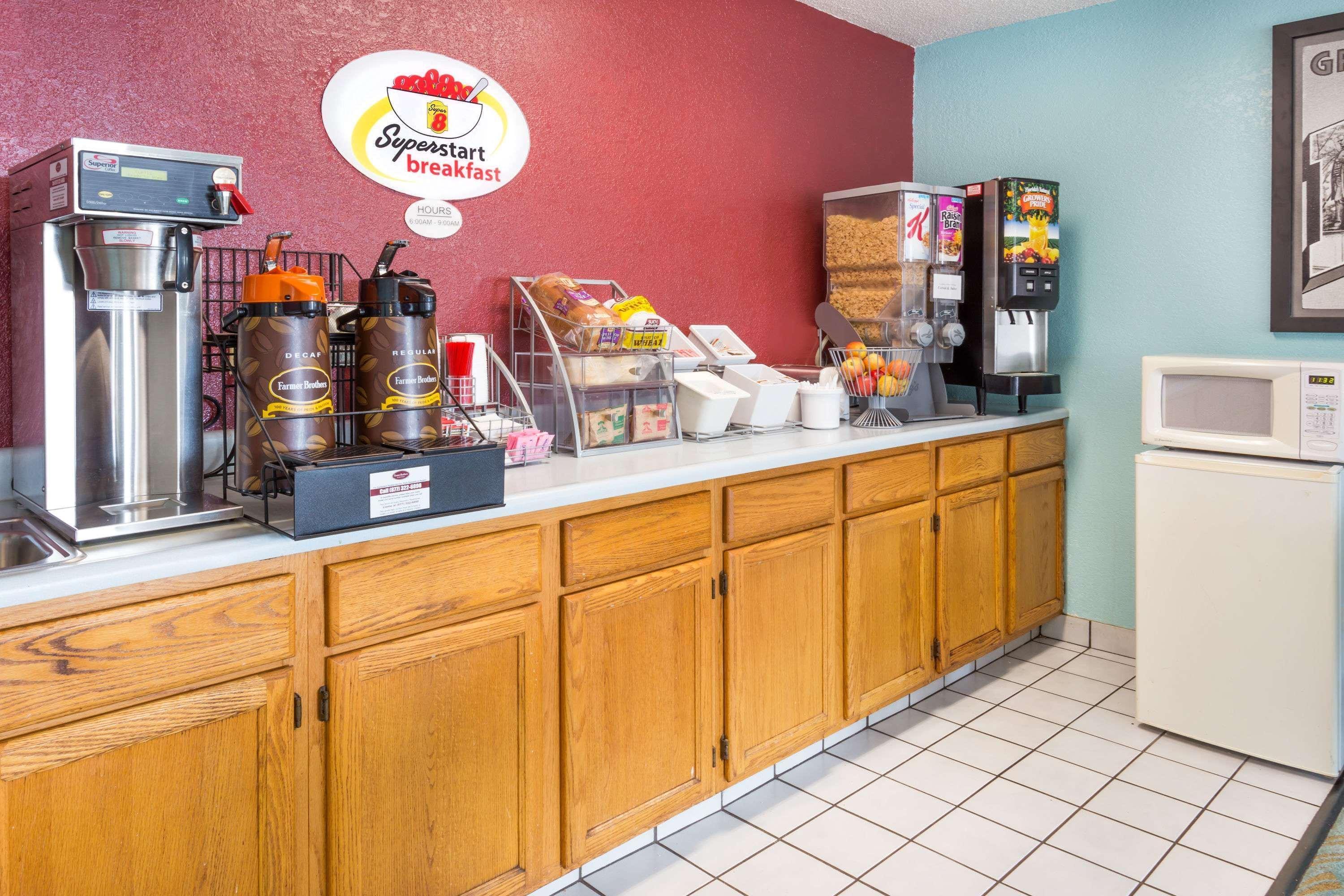 Super 8 By Wyndham Bourbonnais/Kankakee Area Екстериор снимка